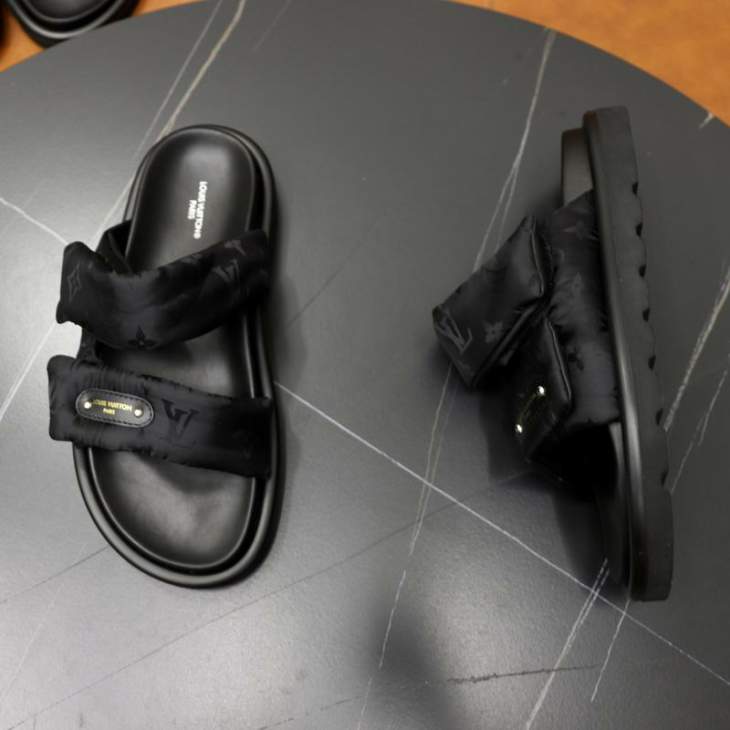 Picture of Louis Vuitton Slippers _SKULVsz35-46hnh07101200